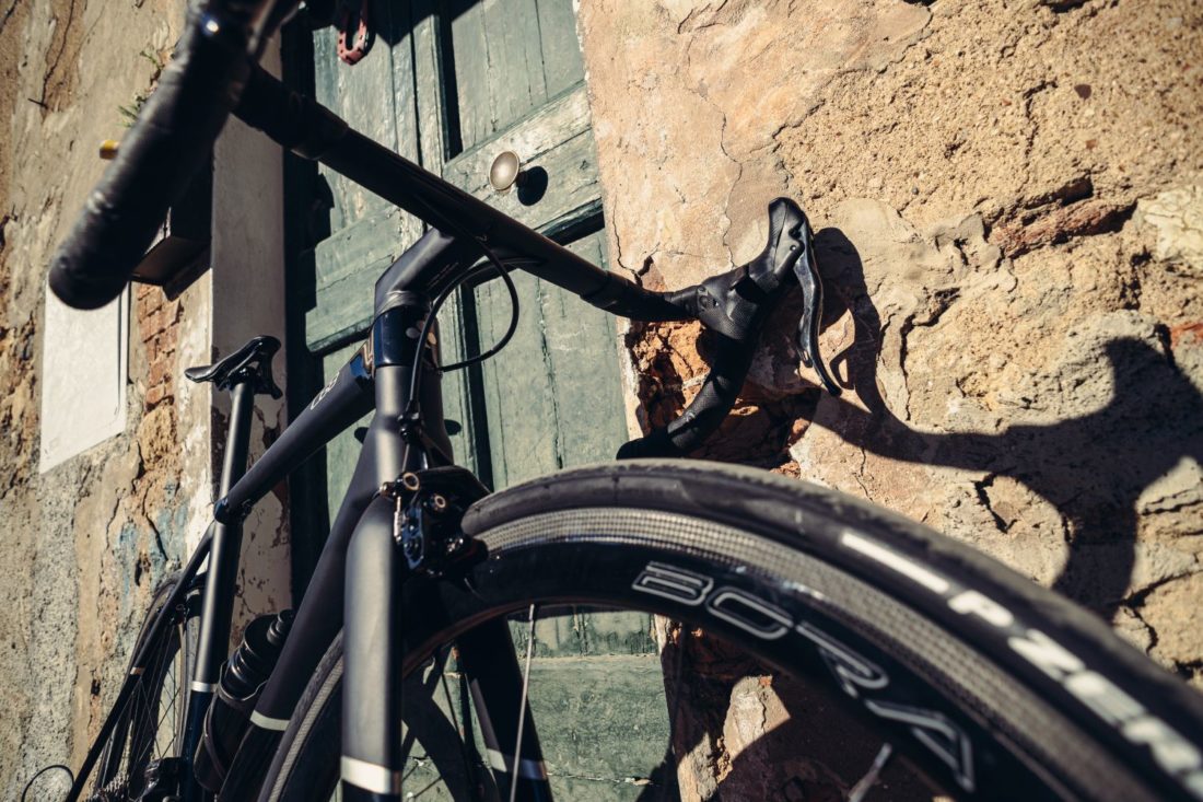 C68 Rim Brake - Colnago, a primeira marca a montar freios a disco em uma estradeira, se posiciona contra a corrente e fugindo dos atuais padrões do mercado lança uma versão de sua Série C68 com freios tradicionais no aro