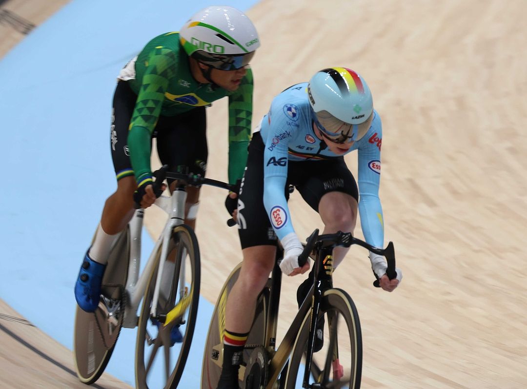 Lucca Batatinha Marques persegue o belga Nicolas Aernouts na disputa da Prova Por Pontos do Mundial de Ciclismo de Pista em Louyang, na China