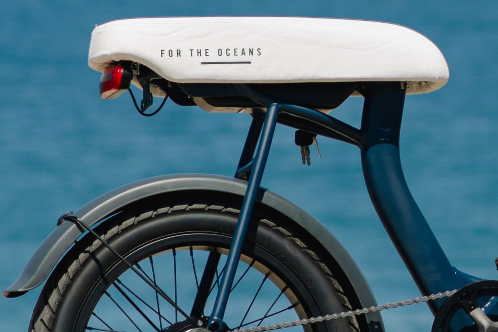 selim da e-bike é produzido com a fibra Piñatex, feita com as folhas do abacaxi