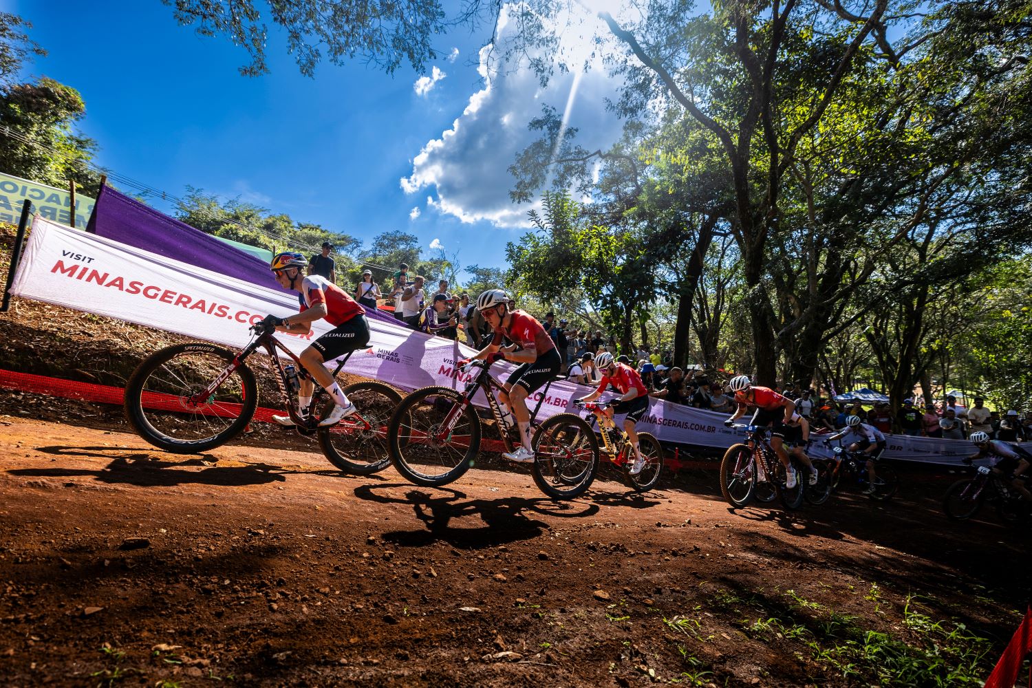 Specialized Factory Racing no comando com os 4 integrantes da equipe no comando do pelotão - foto: Fabio Piva/Red Bull Content Pool