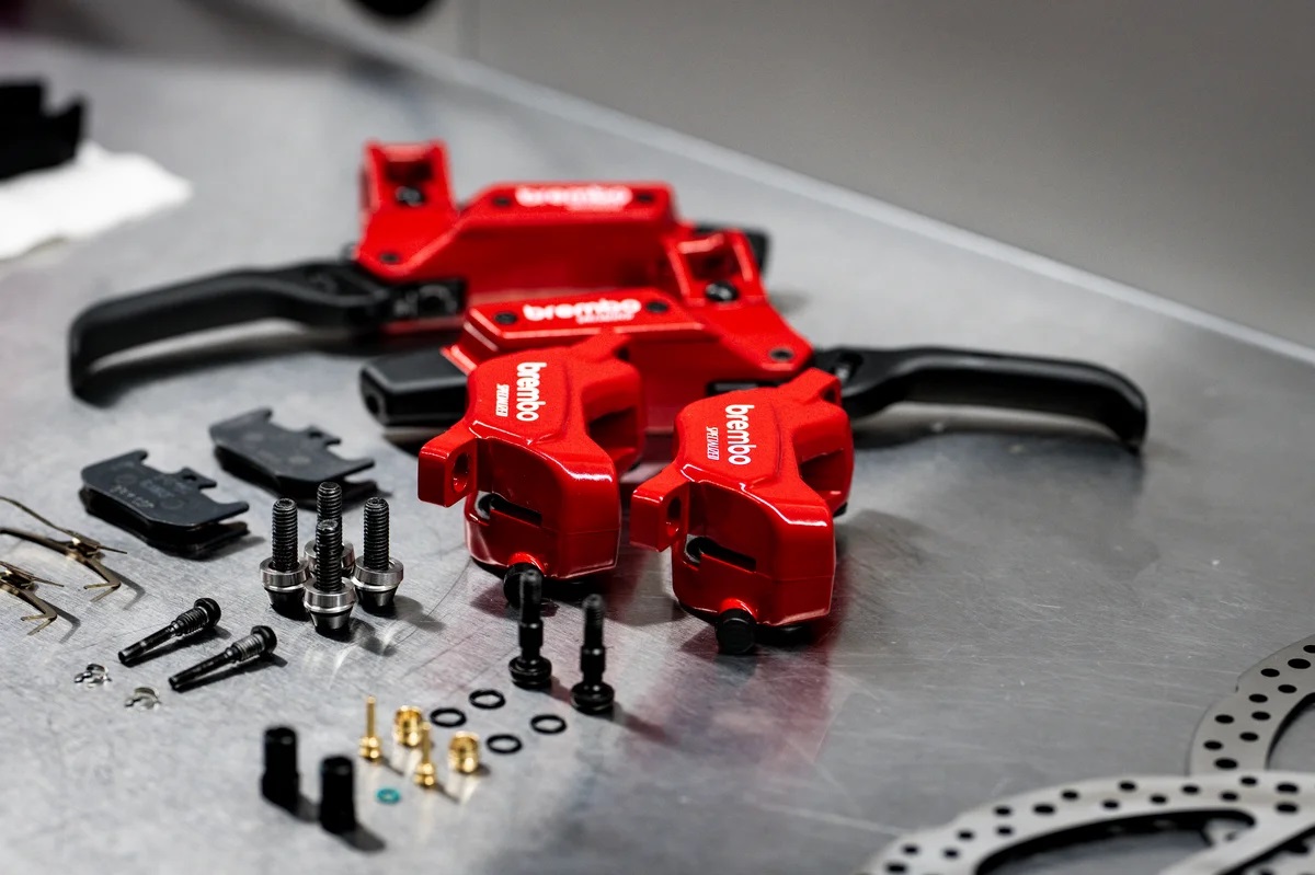 Brembo desenvolveu um sistema de freios mais potentes para equipar as bikes do Specialized Gravity Team