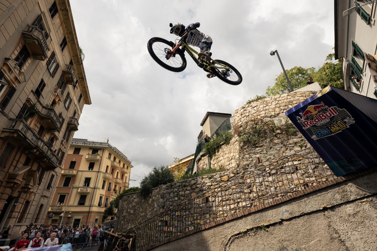 Roger Vieira vence o RedBull Cerro Abajo Gênova - prova abre a temporada 2025-26 de downhill urbano