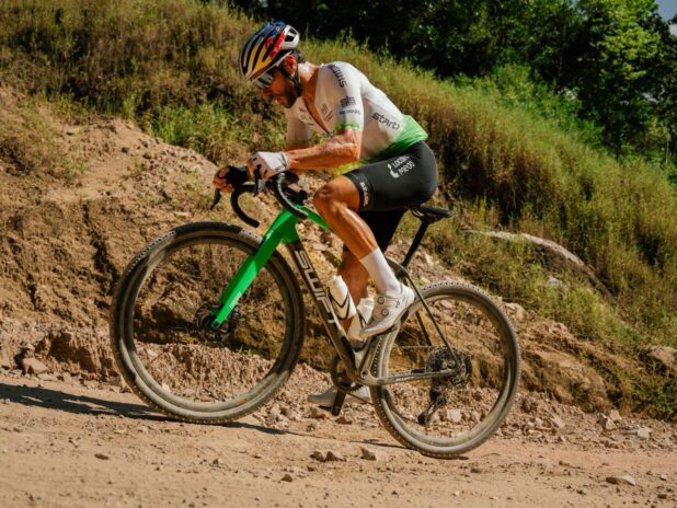 Avancini tomou a dianteira na largada e despachou os adversários para fazer um desafio solitário - Foto: UCI Gravel World Series Brazil